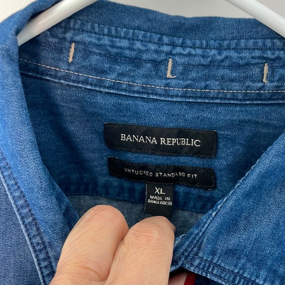 NWT Men’s Banana Republic XL Untucked Standard Fit Denim Button Down - Picture 2 of 9